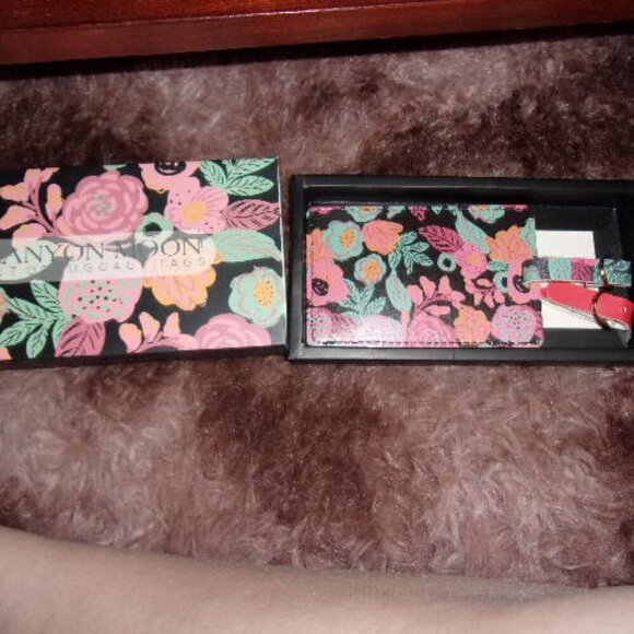 New boxed set of leather Canyon Moon Luggage Tags (‘Wander’ & Floral) - Picture 2 of 5